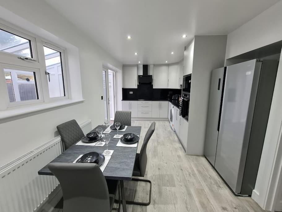 Elm Park Cheerful 4-Bedroom Holiday Home Hornchurch Zewnętrze zdjęcie